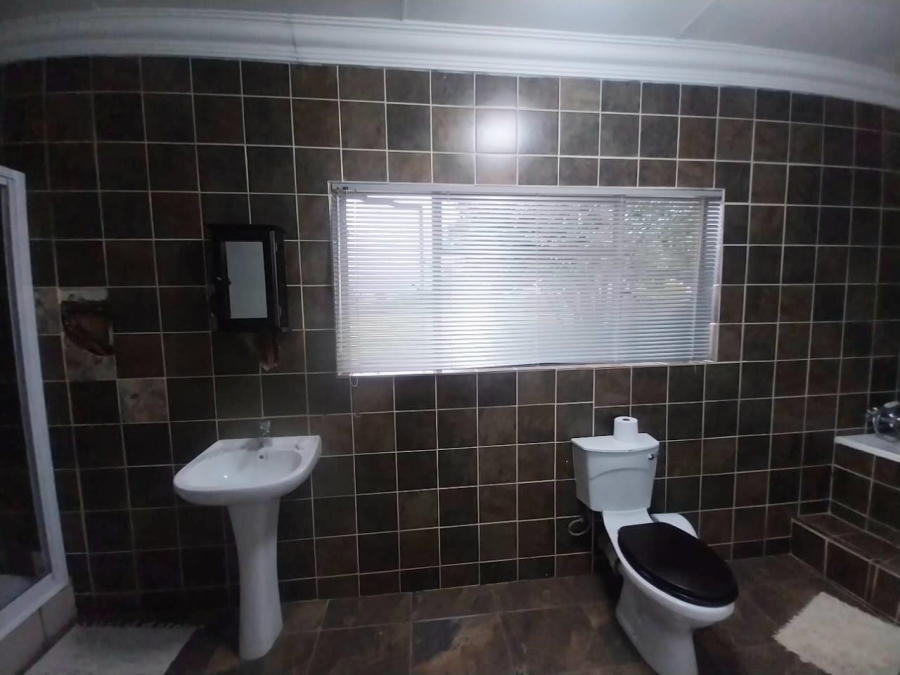 5 Bedroom Property for Sale in Roodewal Free State